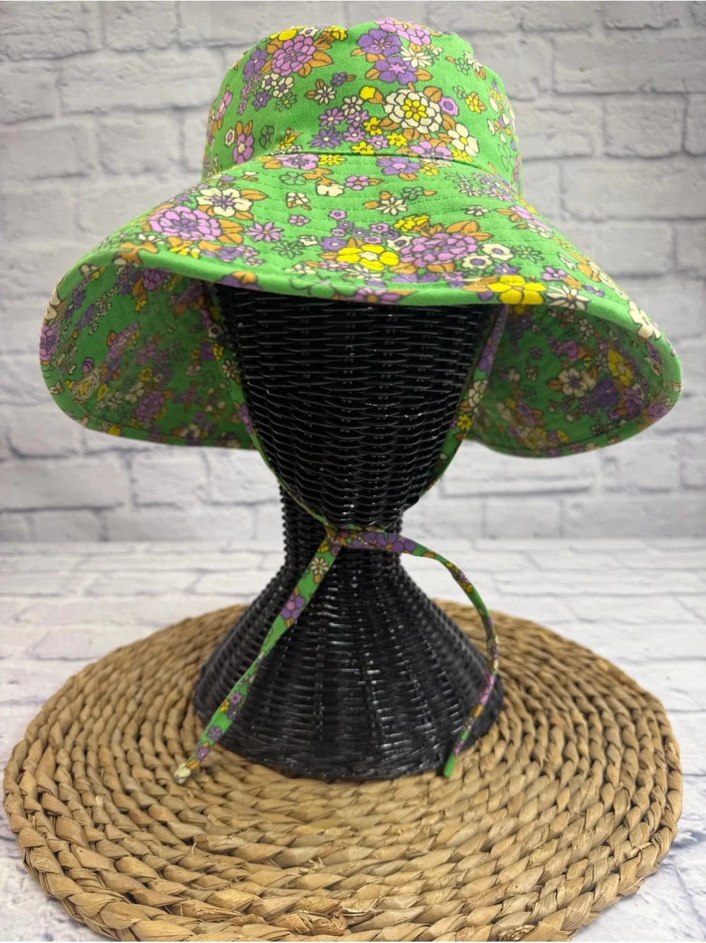 Urban Outfitters Women’s Green Floral Sun Bucket Hat with Chin Tie. Retro 70’s